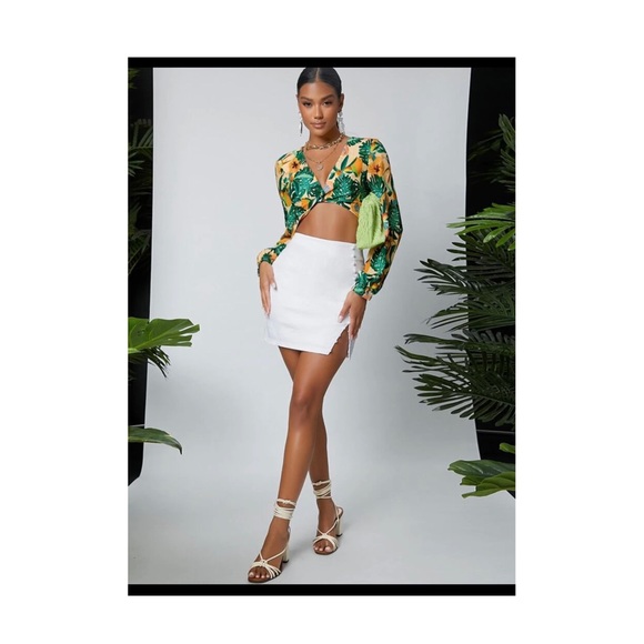 NWOT - SHEIN Tropical Print Twist-Front Crop Top – Plunge Neck, Long Sleeve - Picture 5 of 9